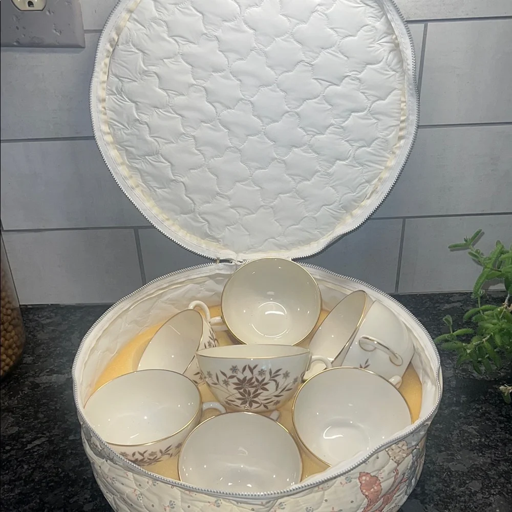 Set of 8 Lenox Elegant Gold and Cream Teacup Set. Starlight. In padded container